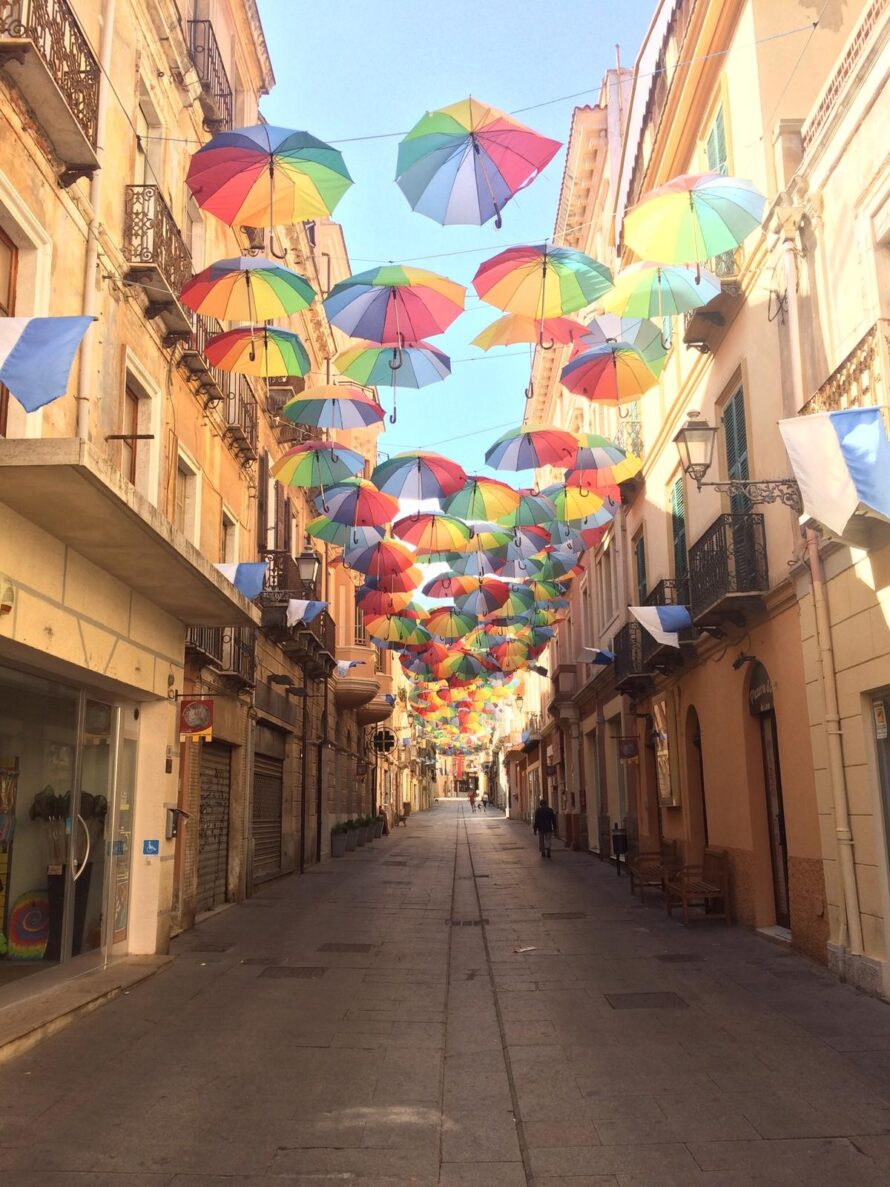 Anche quando fuori piove tiriamo fuori i nostri ombrelli colorati!